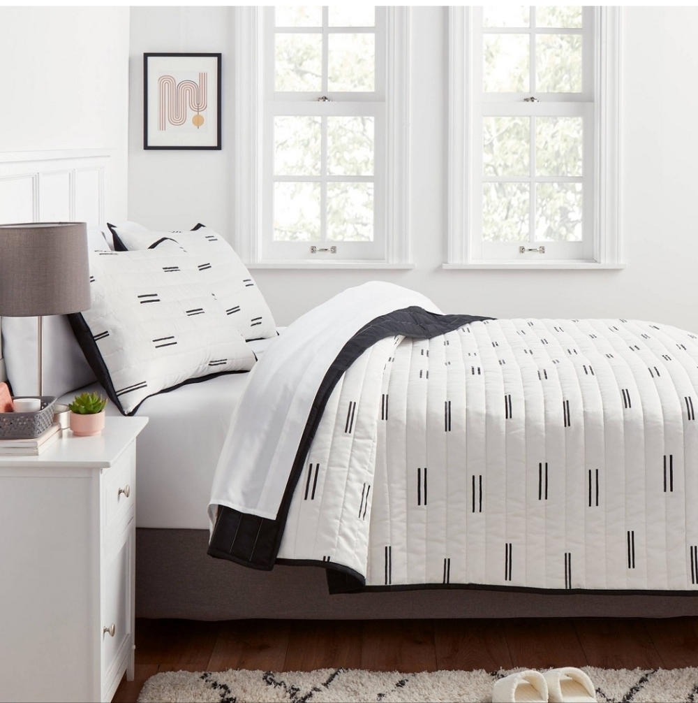 Room Essentials Black & White Satin Quilt Full/Queen Nwt